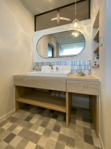 造作ベンチのダイニングがある家（群馬県太田市）