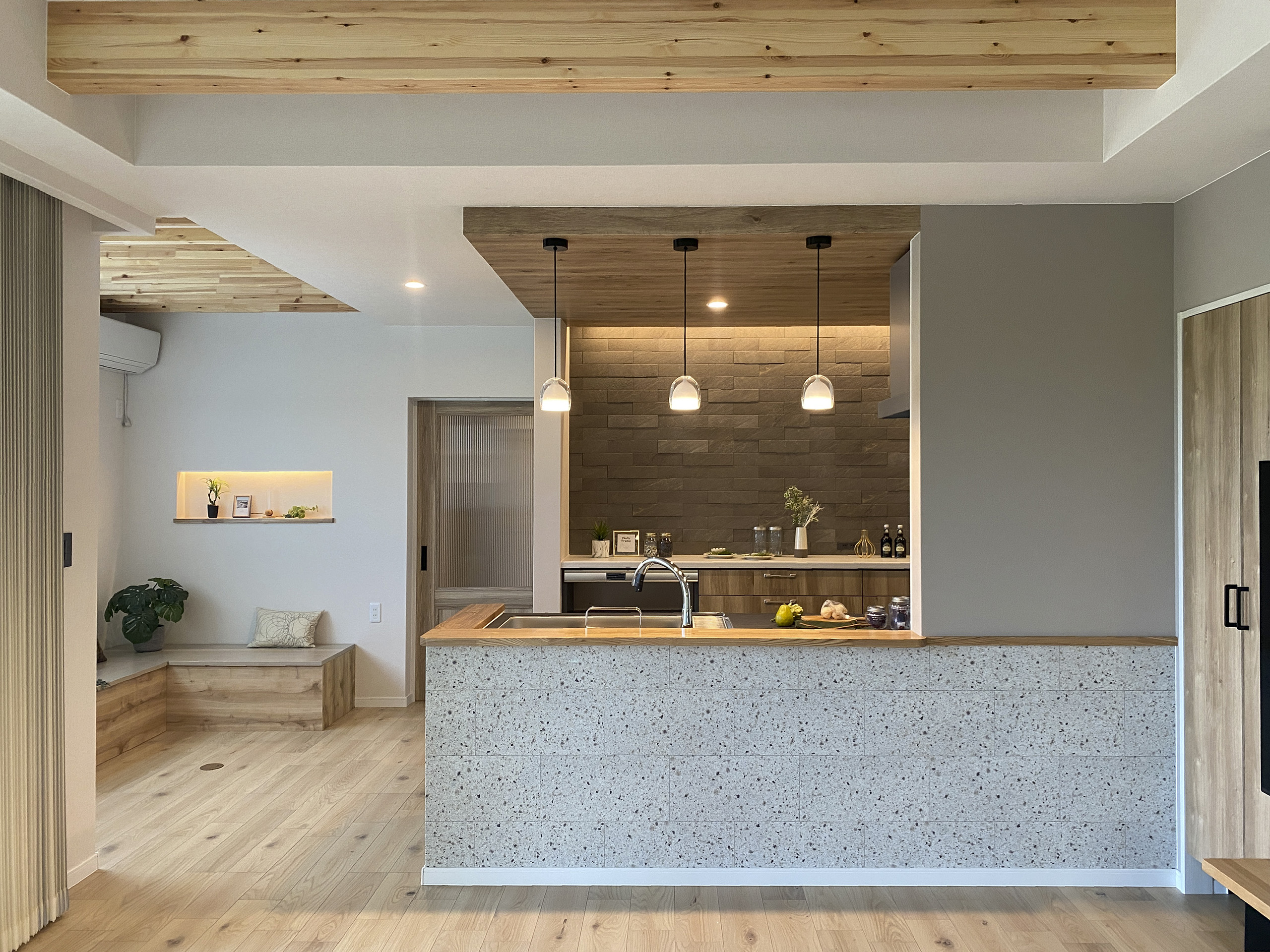 造作ベンチのダイニングがある家（群馬県太田市）