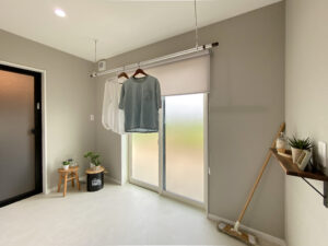 勾配天井にブラックの現しの梁が映える家（群馬県みどり市）