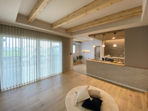 造作ベンチのダイニングがある家（群馬県太田市）