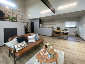 勾配天井にブラックの現しの梁が映える家（群馬県みどり市）