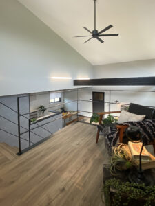 勾配天井にブラックの現しの梁が映える家（群馬県みどり市）