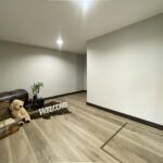 勾配天井にブラックの現しの梁が映える家（群馬県みどり市）