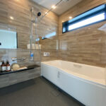 勾配天井にブラックの現しの梁が映える家（群馬県みどり市）