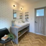 勾配天井にブラックの現しの梁が映える家（群馬県みどり市）