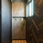 勾配天井にブラックの現しの梁が映える家（群馬県みどり市）