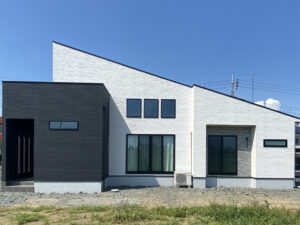 勾配天井にブラックの現しの梁が映える家（群馬県みどり市）