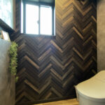 勾配天井にブラックの現しの梁が映える家（群馬県みどり市）