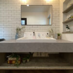 勾配天井にブラックの現しの梁が映える家（群馬県みどり市）