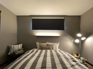 勾配天井にブラックの現しの梁が映える家（群馬県みどり市）