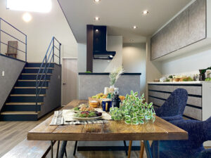 勾配天井にブラックの現しの梁が映える家（群馬県みどり市）