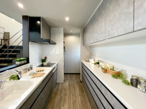 勾配天井にブラックの現しの梁が映える家（群馬県みどり市）