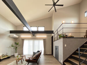 勾配天井にブラックの現しの梁が映える家（群馬県みどり市）