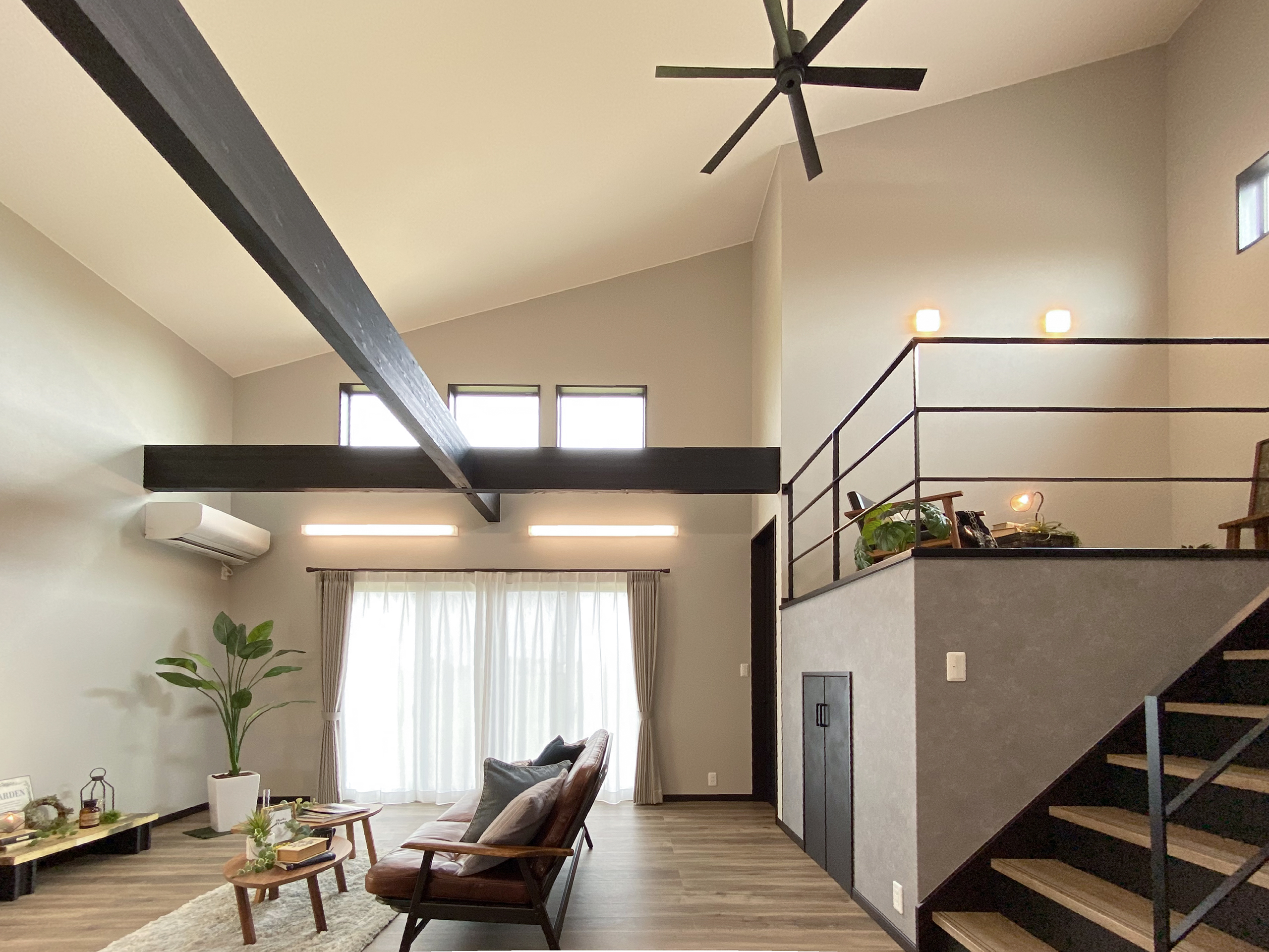 勾配天井にブラックの現しの梁が映える家（群馬県みどり市）