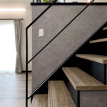 勾配天井にブラックの現しの梁が映える家（群馬県みどり市）