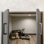 勾配天井にブラックの現しの梁が映える家（群馬県みどり市）