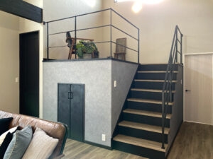 勾配天井にブラックの現しの梁が映える家（群馬県みどり市）