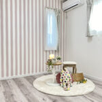 勾配天井にブラックの現しの梁が映える家（群馬県みどり市）