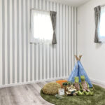 勾配天井にブラックの現しの梁が映える家（群馬県みどり市）