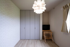 タイルデッキを囲うコの字の間取りの平屋