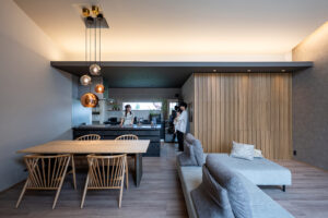 タイルデッキを囲うコの字の間取りの平屋