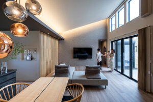 タイルデッキを囲うコの字の間取りの平屋