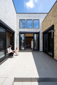 タイルデッキを囲うコの字の間取りの平屋