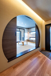 タイルデッキを囲うコの字の間取りの平屋