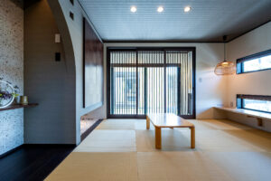 タイルデッキを囲うコの字の間取りの平屋