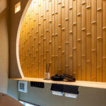 タイルデッキを囲うコの字の間取りの平屋