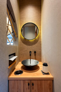 タイルデッキを囲うコの字の間取りの平屋