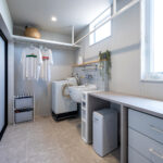 タイルデッキを囲うコの字の間取りの平屋