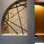 タイルデッキを囲うコの字の間取りの平屋