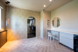 タイルデッキを囲うコの字の間取りの平屋