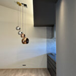 タイルデッキを囲うコの字の間取りの平屋