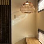 タイルデッキを囲うコの字の間取りの平屋