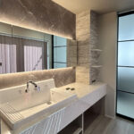 タイルデッキを囲うコの字の間取りの平屋