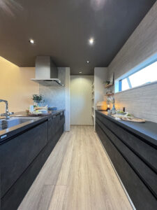 タイルデッキを囲うコの字の間取りの平屋