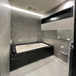 タイルデッキを囲うコの字の間取りの平屋