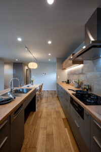 スタディスペースとグラフテクトキッチンがある平屋（群馬県前橋市）