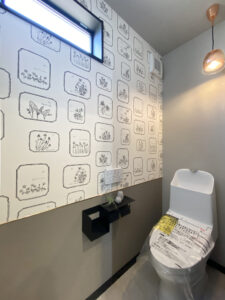 タイルデッキを囲う「コの字」の平屋（群馬県前橋市）