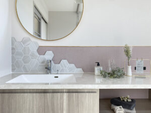 タイルデッキを囲う「コの字」の平屋（群馬県前橋市）