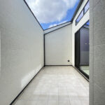 タイルデッキを囲う「コの字」の平屋（群馬県前橋市）