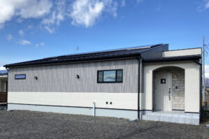 タイルデッキを囲う「コの字」の平屋（群馬県前橋市）