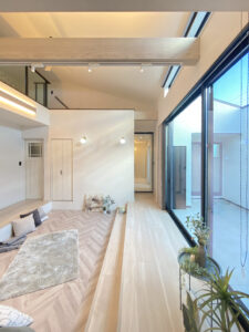 タイルデッキを囲う「コの字」の平屋（群馬県前橋市）