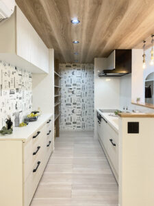 タイルデッキを囲う「コの字」の平屋（群馬県前橋市）