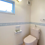 ステンドグラスと淡いブルーの造作収納がある平屋（群馬県高崎市）