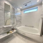 ステンドグラスと淡いブルーの造作収納がある平屋（群馬県高崎市）