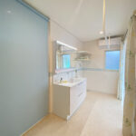 ステンドグラスと淡いブルーの造作収納がある平屋（群馬県高崎市）