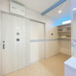 ステンドグラスと淡いブルーの造作収納がある平屋（群馬県高崎市）